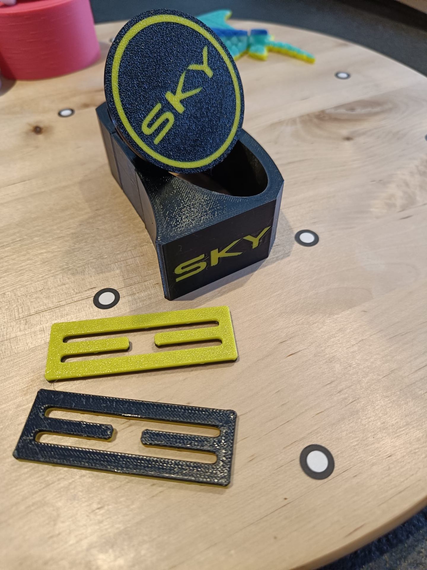 Saturn Sky set: seatbelt holder and wheel caps
